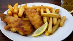 Beer-Battered Fish and Chips (Bier-gebackener Fisch und Pommes)