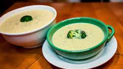 Creamy Broccoli and Cheddar Soup (Cremige Brokkoli-Cheddar-Suppe)