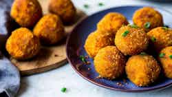 Crispy Fried Sweet Potato Balls (Suān Hóngshǔ Qíqiú)