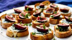 Crostini Aux Figues Et Fromage Bleu Corse (corsican Fig And Blue Cheese Crostini)