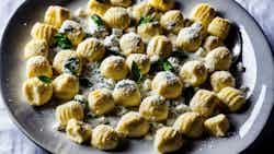 Gnocchi Cremosi Al Gorgonzola E Noci (creamy Gnocchi With Gorgonzola And Walnuts)
