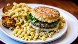 Käsespätzle Burger (Cheesy Spätzle Burger)