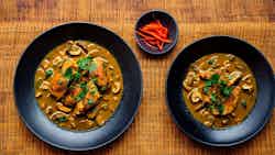 Muya Khum Bai (chicken And Mushroom Curry)
