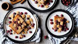 Nordic Rye Bread Pudding: Lingonberry and Cinnamon (Nordisk Rugbrødspudding: Tyttebær og Kanel)