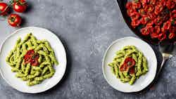 Pasta Al Pesto Cremoso Con Pomodori Secchi (creamy Pesto Pasta With Sun-dried Tomatoes)