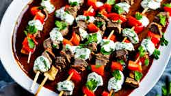 Pinchos De Cordero Especiados De Gibraltar Con Salsa De Yogur Y Menta (gibraltar's Spiced Lamb Kebabs With Mint Yogurt Sauce)