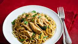 Tallarines Saltados con Pollo (Stir-Fried Noodles with Chicken)