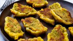 Tostones Estilo Cubano Con Salsa De Mojo (cuban Style Tostones With Mojo Sauce)