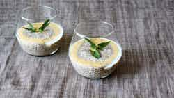 Vanilla-Coconut Chia Seed Pudding Parfait (Parfait de pudding aux graines de chia à la vanille et à la noix de coco)