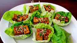 Wraps De Laitue Avec Satay De Tofu (tofu Satay Lettuce Wraps)