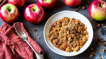 Cinnamon and Clove Spiced Apple Crumble (Crumble aux Pommes Épicées à la Cannelle et au Clou de Girofle)