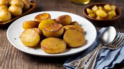 Gebratene Kartoffeln Mit Zwiebeln (fried Potatoes With Onions)