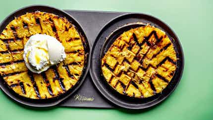 Grilpela Pineapple Wantaim Kokonas Ais Krim (grilled Pineapple With Coconut Ice Cream)