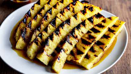 Grilpela Pineapple Wantaim Kokonas Karamel Sos (grilled Pineapple With Coconut Caramel Sauce)