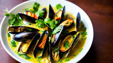 Hoi Ma Laeng Puu (thai Green Curry Mussels)