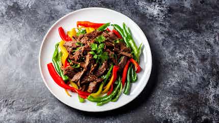 Stir-Fried Shredded Beef with Bell Peppers (青椒炒牛肉丝)