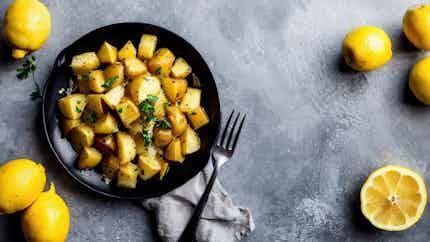 Zesty Lemon Potatoes (Λαχταριστές πατάτες λεμονάτες)